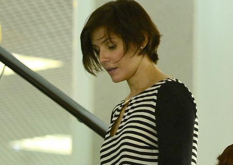  Deborah Secco disfarça 12 kg a menos com vestido largo